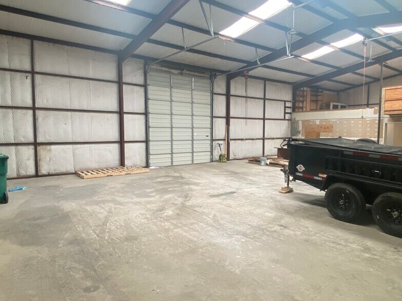 More Photos Of 3292 Speegleville Rd, Woodway Warehouse For Lease