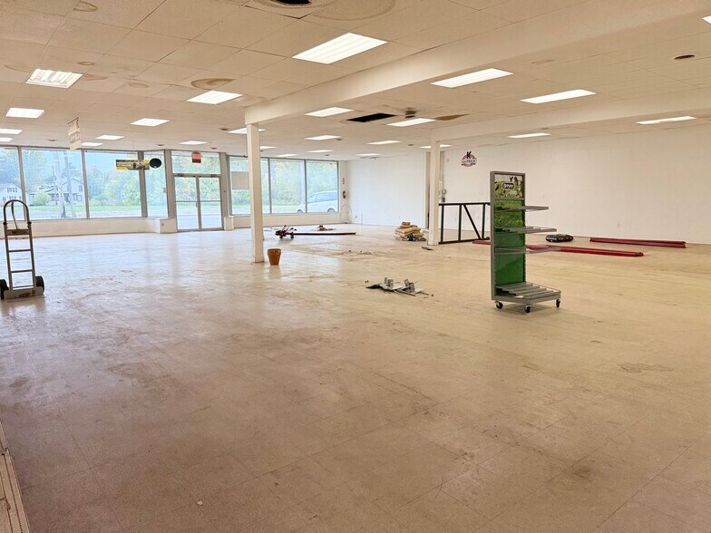 More Photos Of 807 S 4th St, Fulton General Retail For Sale