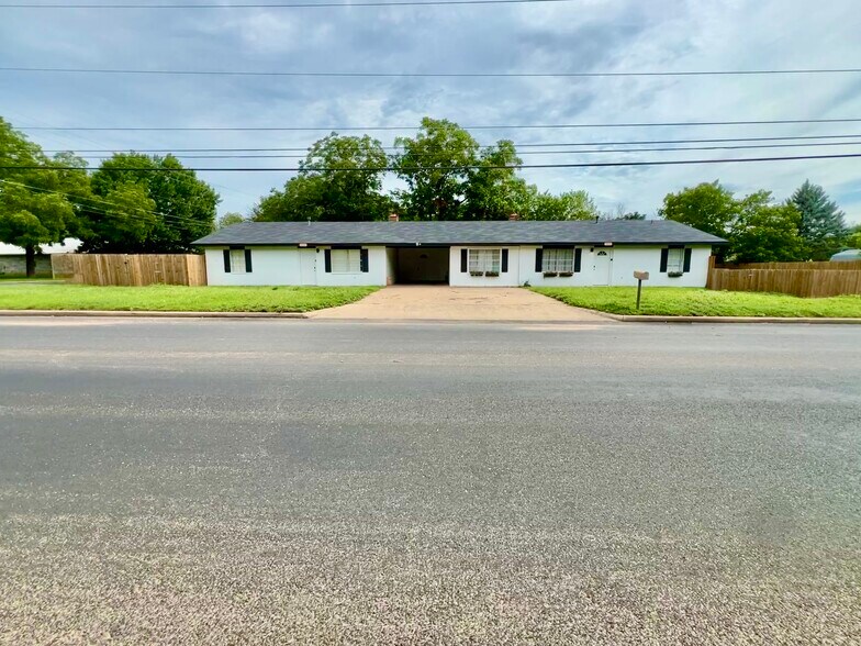 More Photos Of 902 E Highway St, Fredericksburg Specialty For Sale