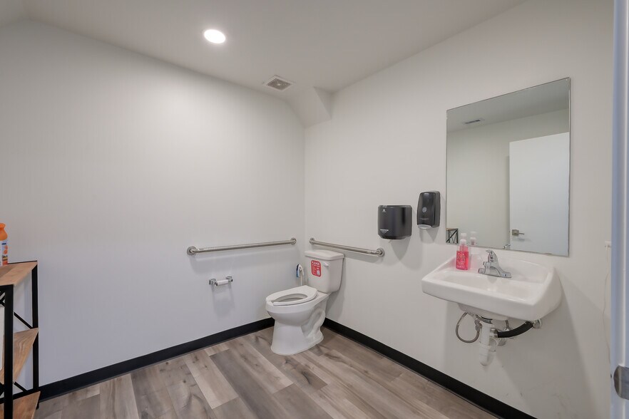 More Photos Of 202 N Frazier St, Conroe Freestanding For Sale