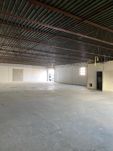 More Photos Of 64 Brook Ave, Deer Park Distribution For Lease