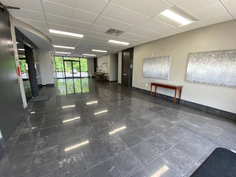 More Photos Of 8945 N Meridian St, Indianapolis Office For Sale