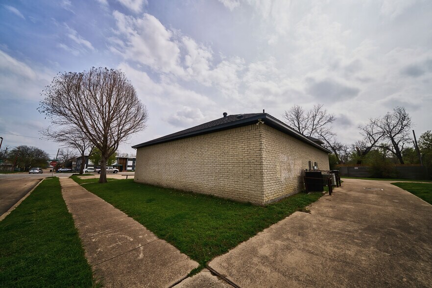More Photos Of 2700-2704 Hemphill St, Fort Worth Medical For Sale