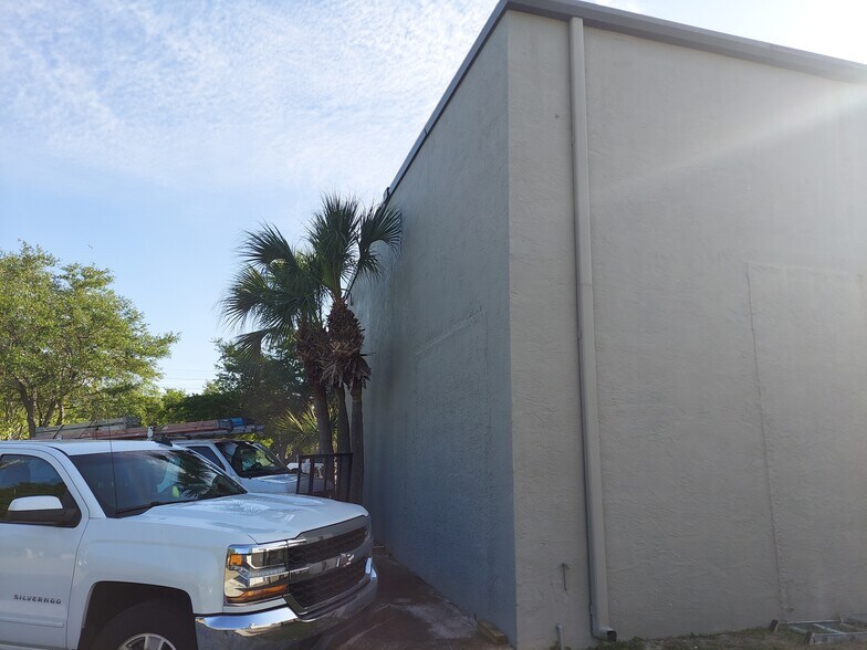 More Photos Of 131 Scarlett Blvd, Oldsmar Warehouse For Lease