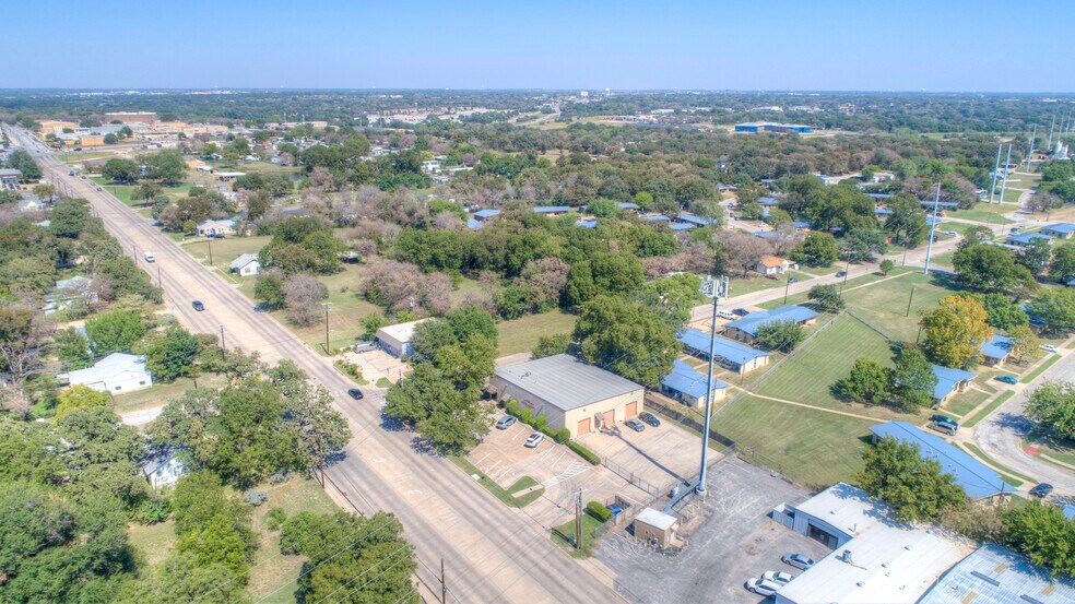 More Photos Of 2620 Carson St, Haltom City Light Distribution For Lease