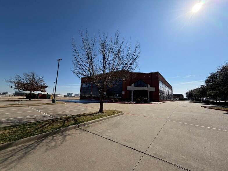More Photos Of 15900 Dooley Rd, Addison Office For Lease