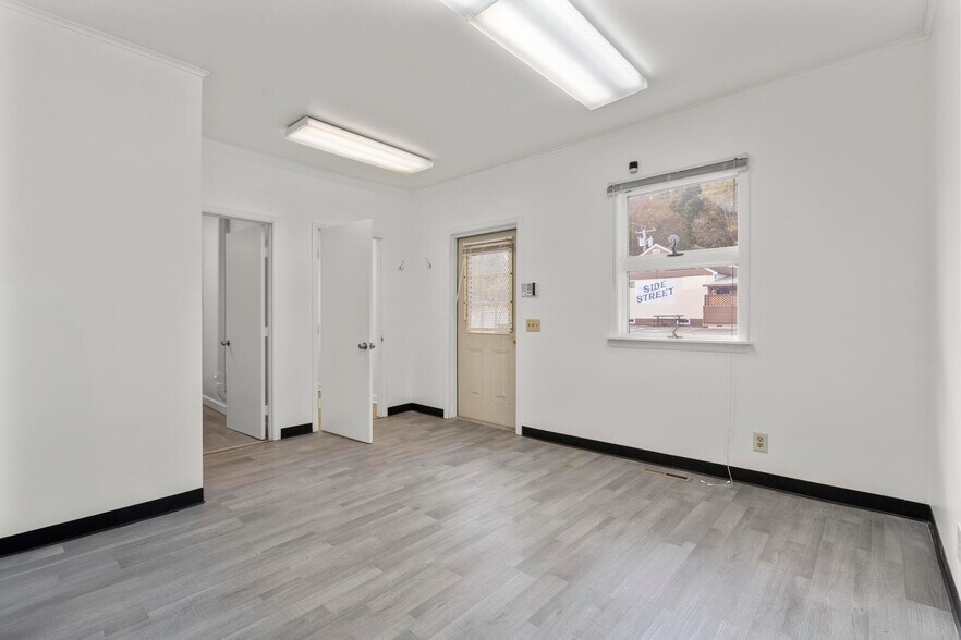 More Photos Of 2980 Whitney Ave, Hamden Storefront Retail Office For Lease