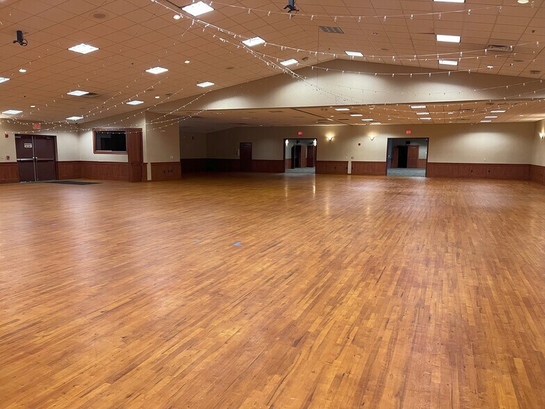 More Photos Of 2809 N Pontiac Dr, Janesville Lodge Meeting Hall For Sale
