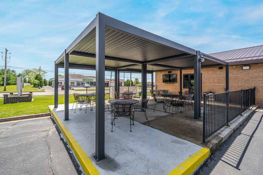 More Photos Of 689 Broadway, Berlin Restaurant For Sale