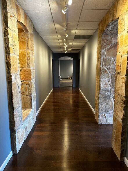 More Photos Of 1101 Anderson Ln W, Austin Loft Creative Space For Sale