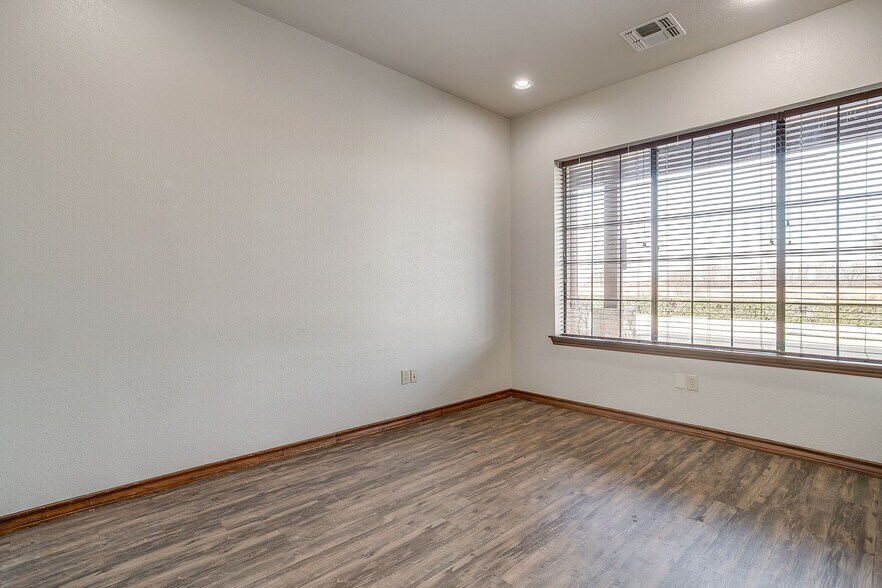 More Photos Of 1318-1324 NW John Jones Dr, Burleson Office For Lease
