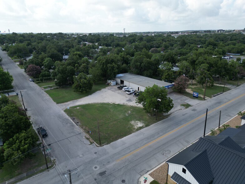 More Photos Of 1413 W San Antonio St, New Braunfels Freestanding For Sale