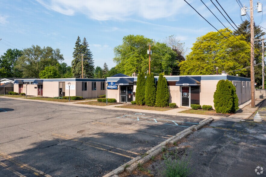 More Photos Of 16975-16991 Farmington Rd, Livonia Medical For Lease