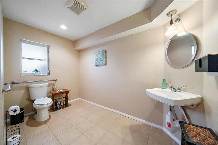 More Photos Of 2072-2074 Constitution Blvd, Sarasota Office For Sale