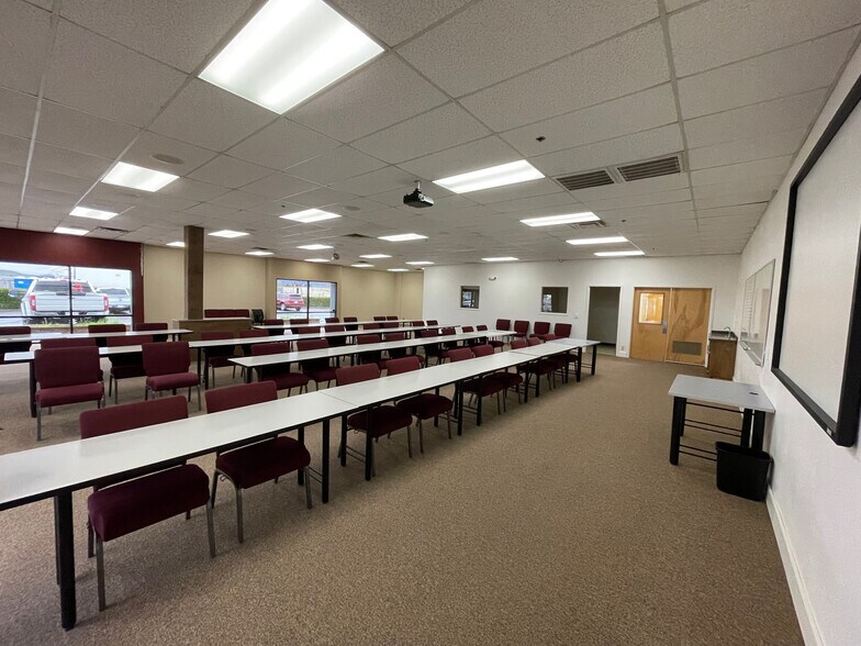 More Photos Of 2015 Challenger Ave, Oroville Light Manufacturing For Lease