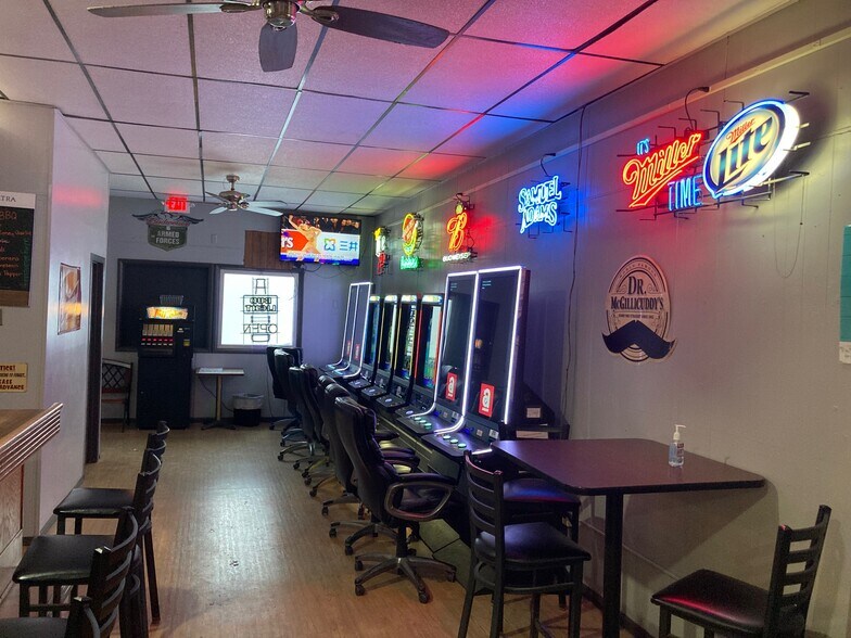 More Photos Of 220 Towner Ave, Larimore Flex For Sale