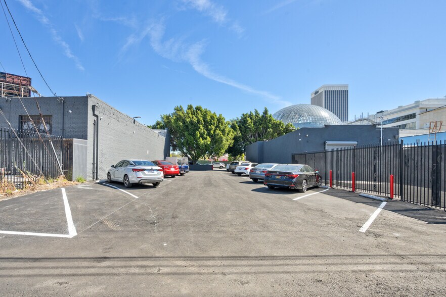 More Photos Of 601 S Fairfax Ave, Los Angeles Freestanding For Lease
