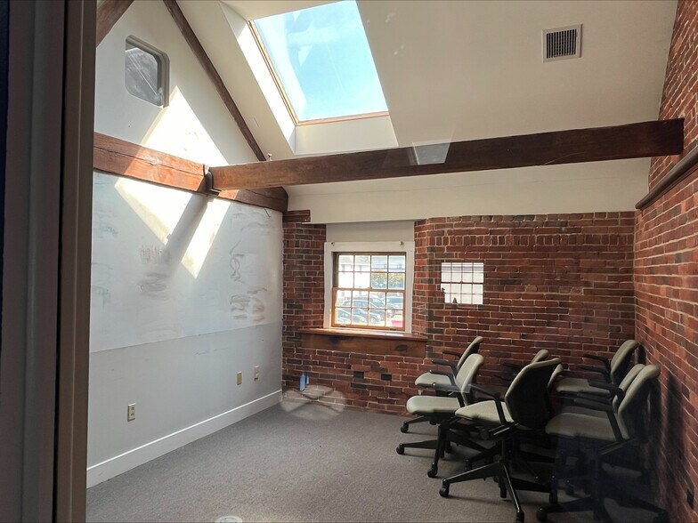 More Photos Of 650 Islington St, Portsmouth Office For Lease