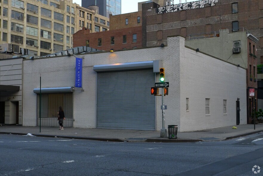 More Photos Of 293 Tenth Ave, New York Storefront For Lease