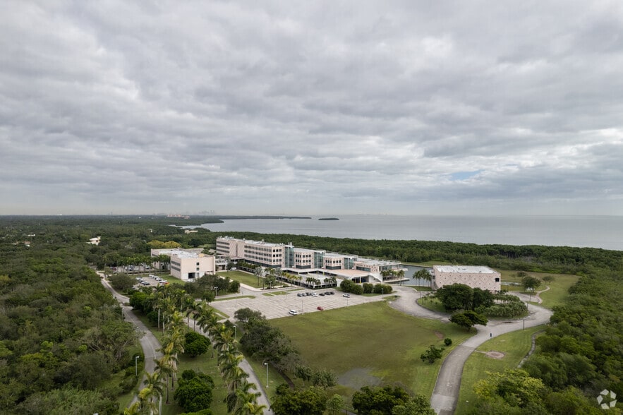 More Photos Of 18001 Old Cutler Rd, Palmetto Bay Office For Lease