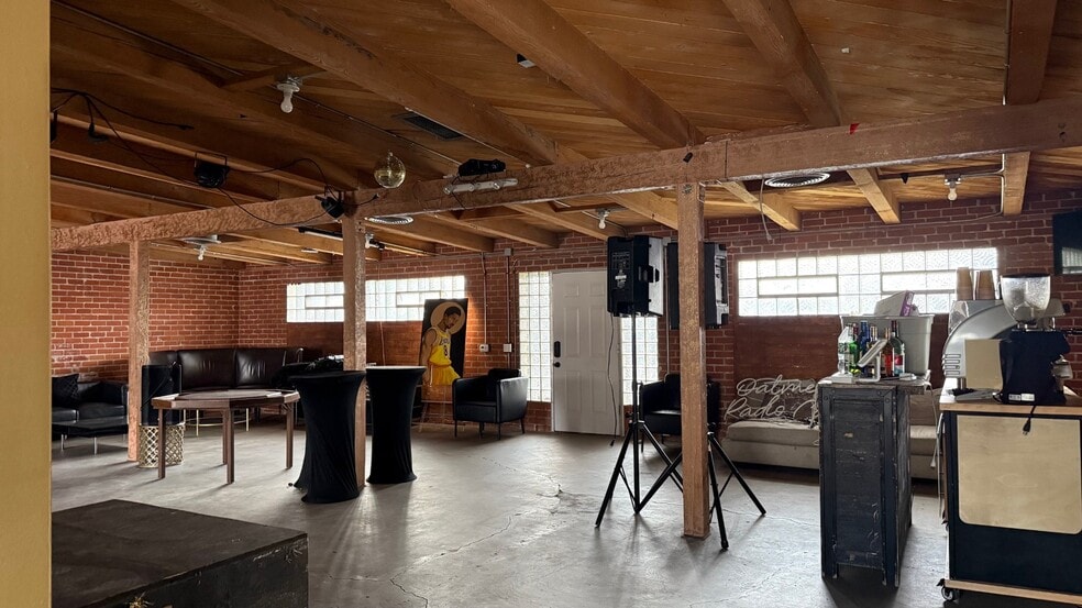 More Photos Of 4851-4853 W Jefferson Blvd, Los Angeles Loft Creative Space For Lease