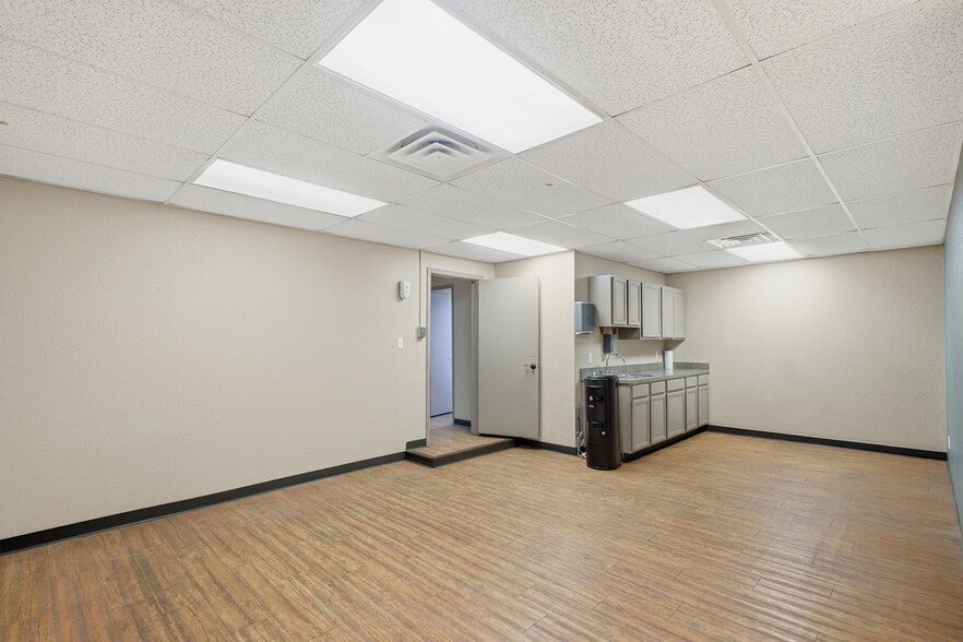 More Photos Of 2110 Mannix Dr, San Antonio Light Distribution For Sale