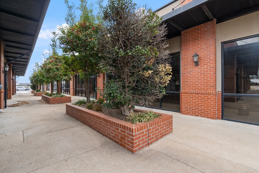 More Photos Of 2500-2502 SW 14th St, Bentonville Unknown For Lease