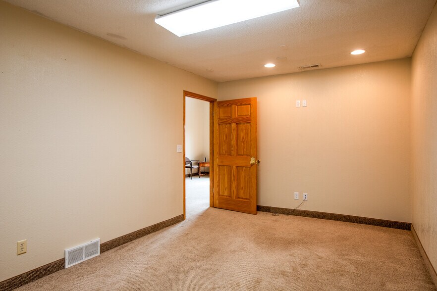 More Photos Of 1411 W Dakota Pkwy, Williston Office For Lease