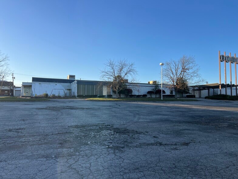 More Photos Of 750 E New Circle Rd, Lexington General Retail For Sale