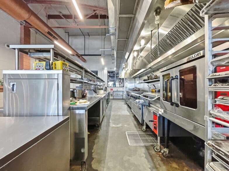 More Photos Of 1430 W Franklin St, Evansville General Retail For Sale