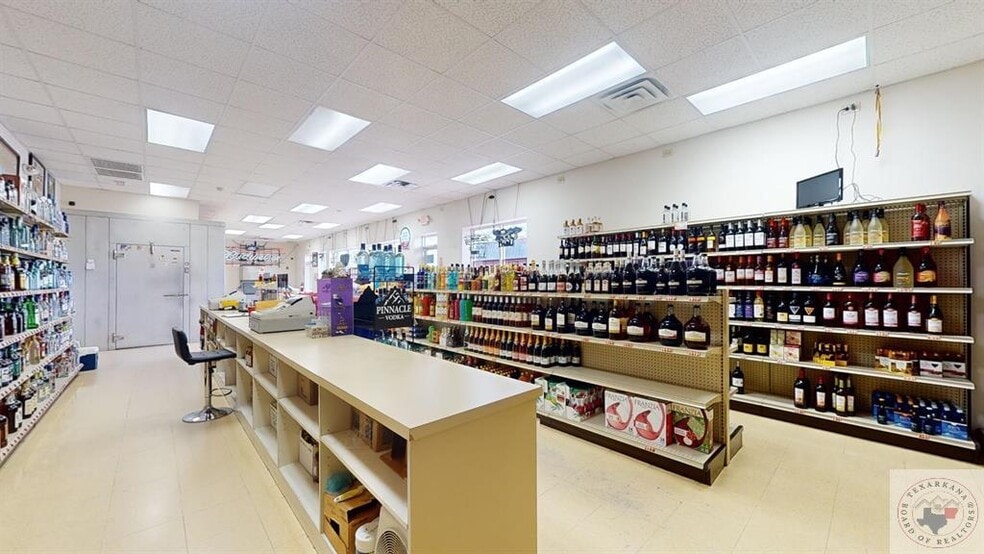 More Photos Of 914 N State Line Ave, Texarkana Storefront For Sale