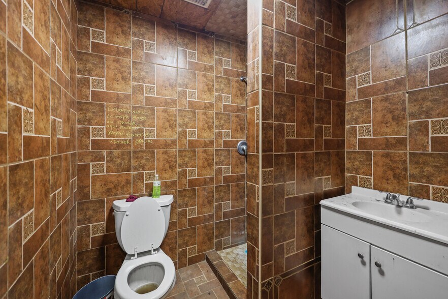 More Photos Of 16911 Pickering Rd, Conroe Warehouse For Sale