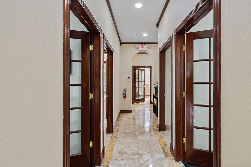 More Photos Of 7901 Kingspointe Pky, Orlando Showroom For Sale