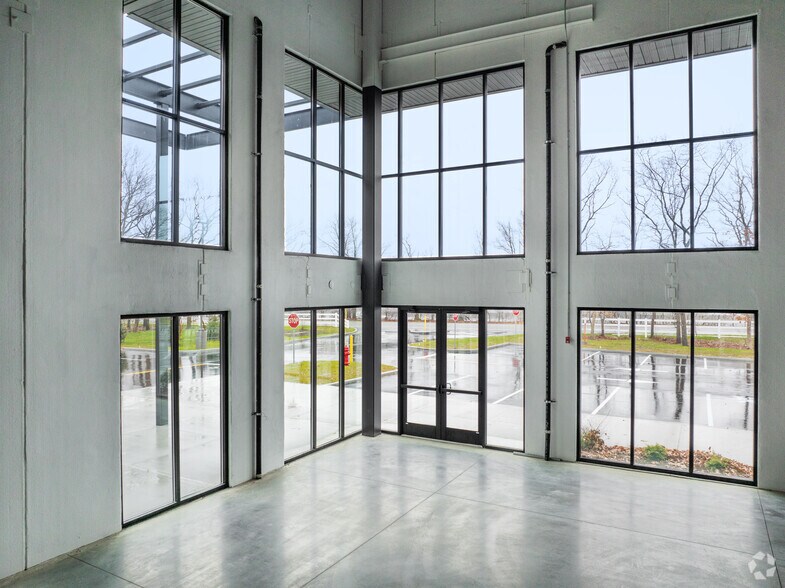 More Photos Of Old Nichols Commerce Ctr, Islandia Distribution For Lease