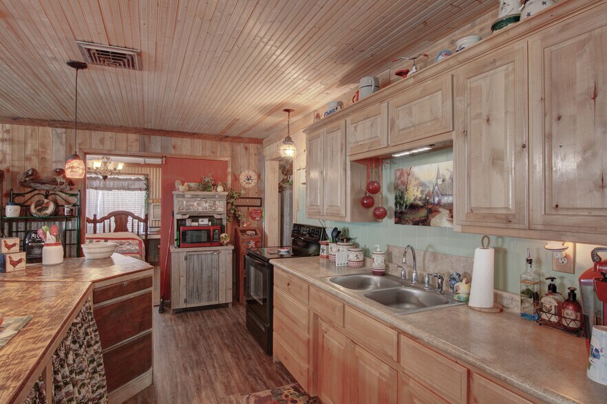 More Photos Of 617 W Main St, Whitesboro Garden Center For Sale