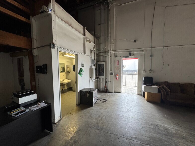 More Photos Of 3330 29th St, Long Beach Distribution For Lease