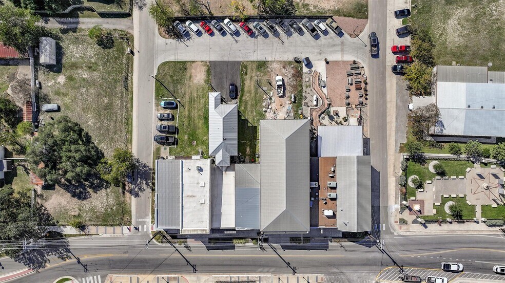 More Photos Of 923 Tx-332-loop, Liberty Hill Storefront Retail Residential For Sale