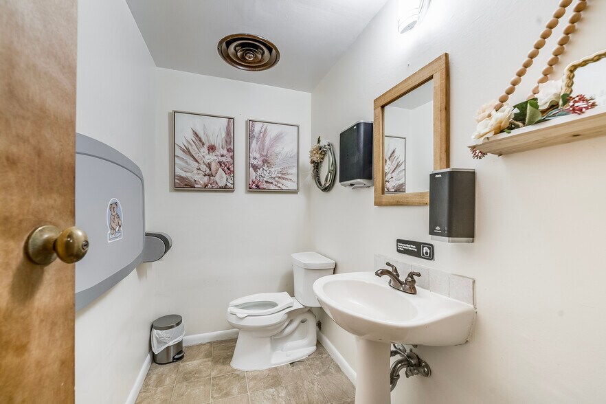 More Photos Of 617 S Washington St, New Paris Bar For Sale