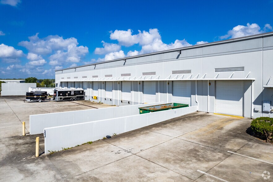 More Photos Of 3700 Commerce Blvd, Kissimmee Flex For Lease