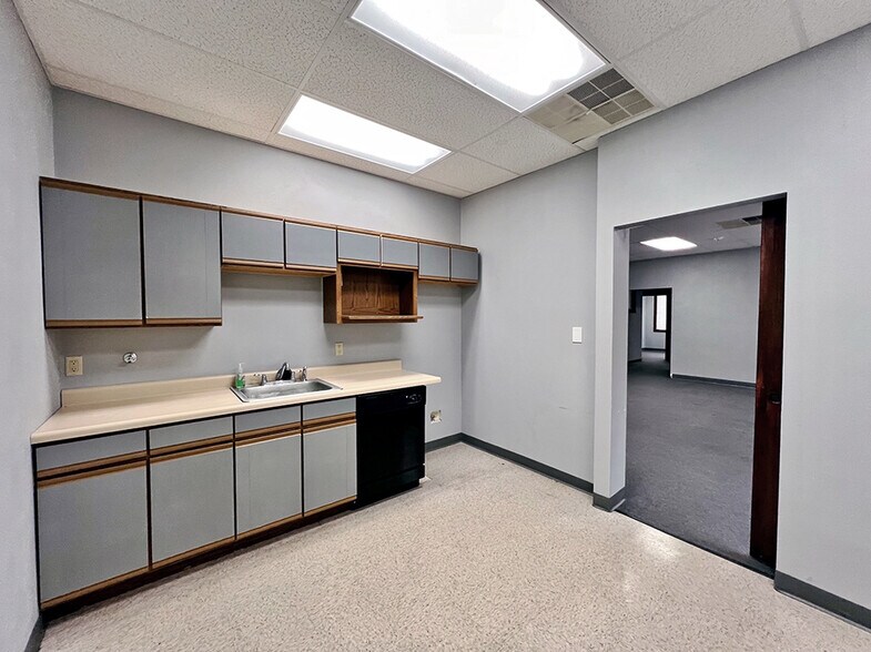 More Photos Of 2 Bronze Pointe, Swansea Office For Sale