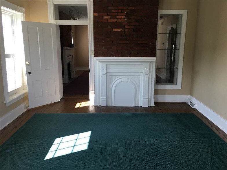 More Photos Of 323 S Main St, Zelienople Office Residential For Lease