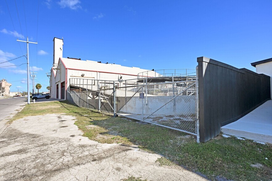 More Photos Of 1123 Bowie St, Seguin Warehouse For Sale