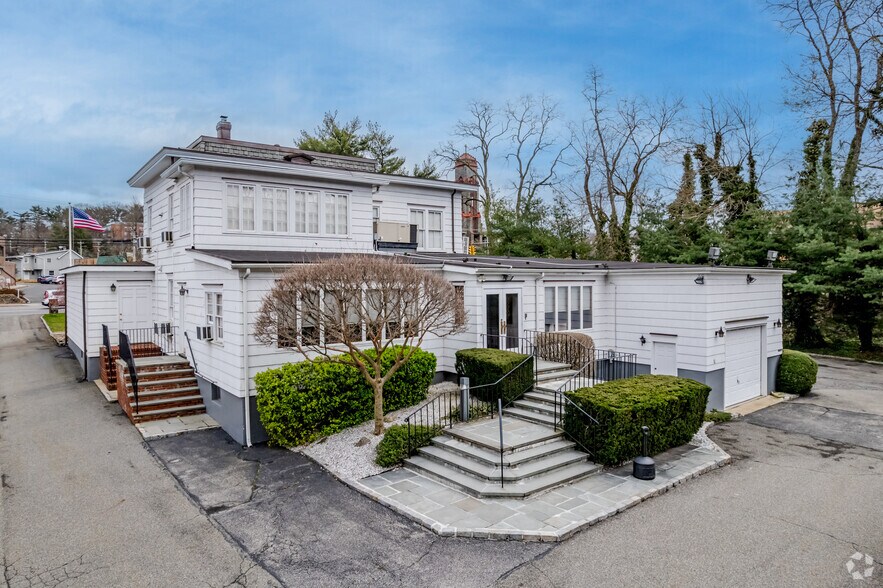 More Photos Of 220 Glen St, Glen Cove Funeral Home For Sale