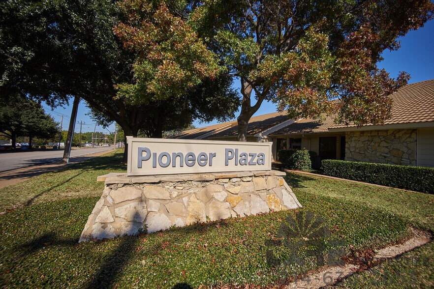 More Photos Of 1116-1126 W Pioneer Pky, Arlington Unknown For Lease