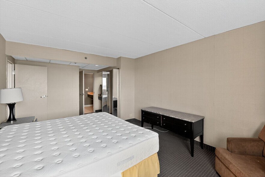 More Photos Of 1550 E Dundee Rd, Palatine Hotel For Sale