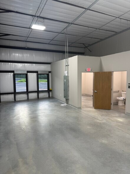 More Photos Of 94 Worldwide Dr, Dawsonville Light Distribution For Lease