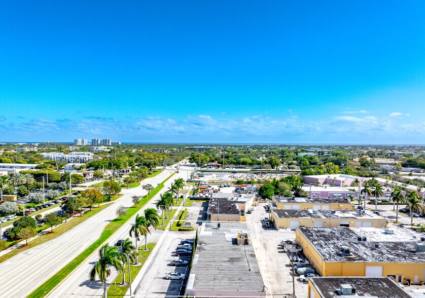 More Photos Of 174-180 Glades Rd, Boca Raton Light Distribution For Lease