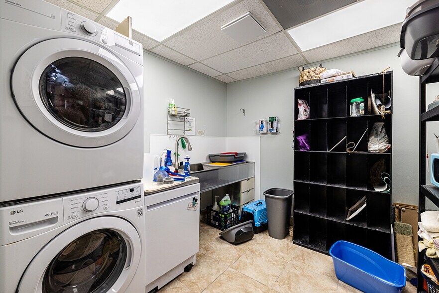 More Photos Of 26055 Bouquet Canyon Rd, Santa Clarita Veterinarian Kennel For Sale