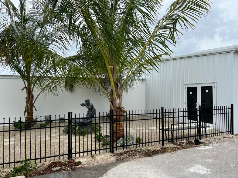 More Photos Of 511 10th St, Bradenton General Retail For Lease