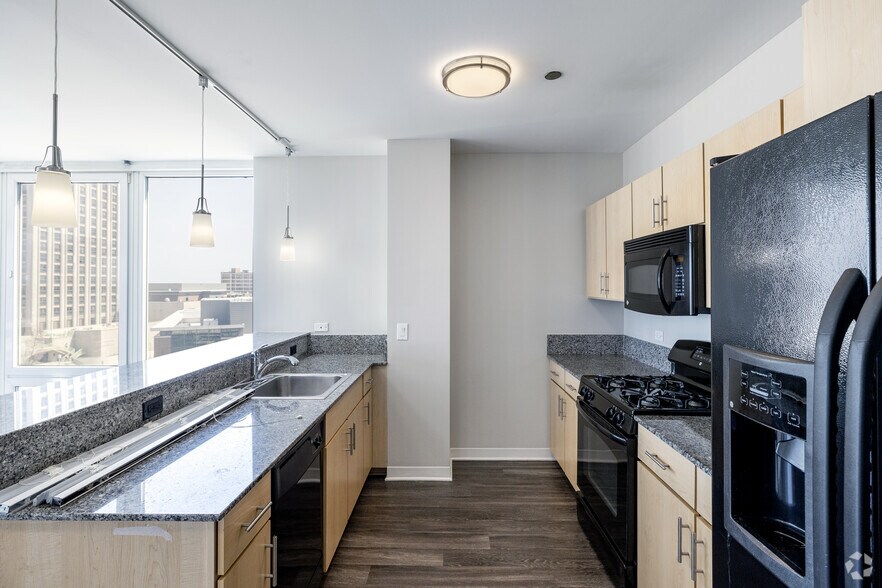 More Photos Of 6448-6464 N Sheridan Rd, Chicago Apartments For Lease